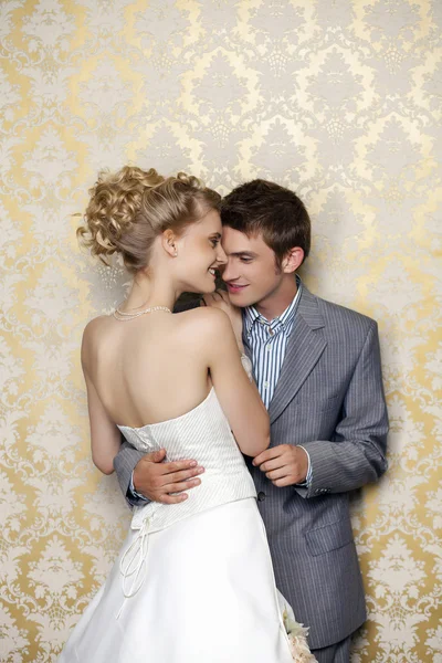 Felice giovane sposa e sposo — Foto Stock