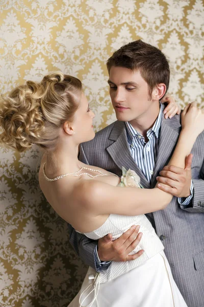 Щаслива молода наречена і наречена — стокове фото