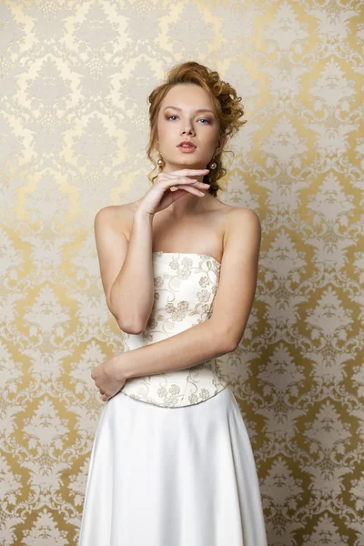 Young bride with beautiful wedding hairstyle — Stock Photo, Image