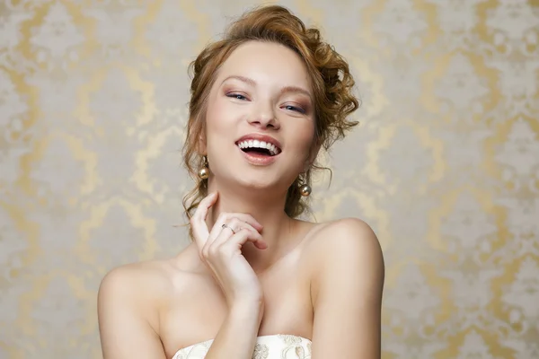 Jovem noiva com belo penteado de casamento — Fotografia de Stock