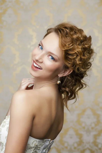 Novia joven con hermoso peinado de boda —  Fotos de Stock