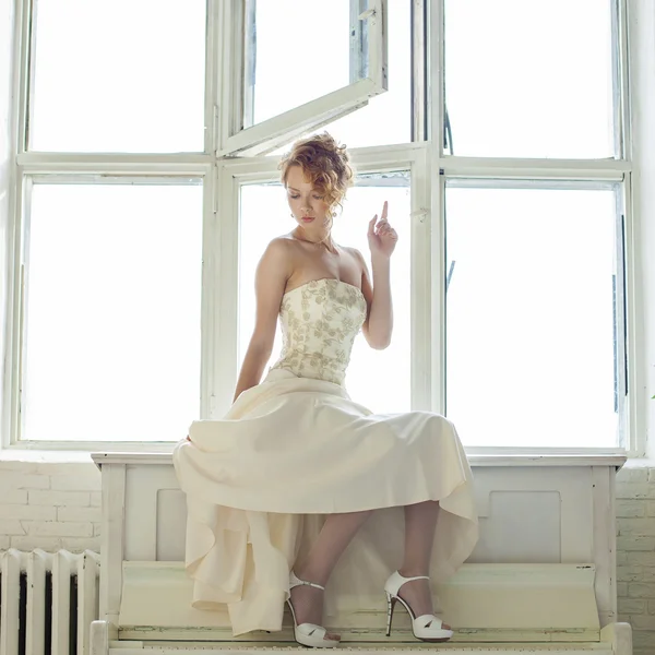 Encantadora chica hermosa pelo rojo joven en un vestido de encaje blanco sentarse — Foto de Stock