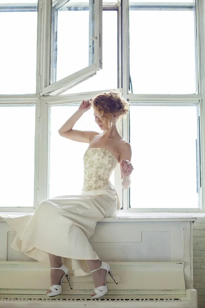 Encantadora chica hermosa pelo rojo joven en un vestido de encaje blanco sentarse —  Fotos de Stock