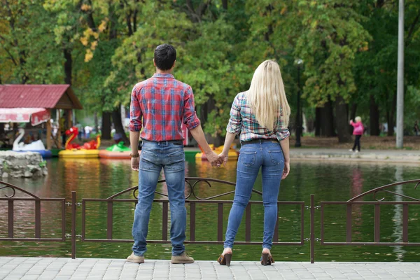 Retrato de chica atractiva abrazando a su novio —  Fotos de Stock