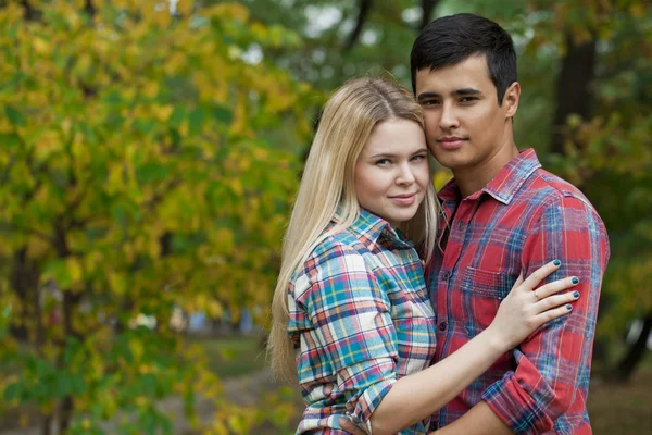 Portret van aantrekkelijk meisje omarmen haar vriendje — Stockfoto