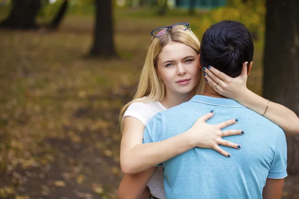 Pareja joven cariñosa — Foto de Stock