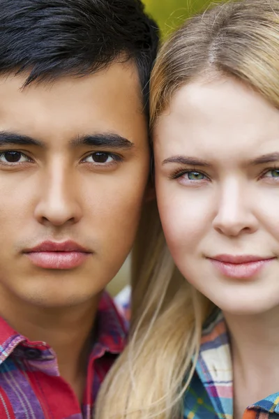 Jong koppel liefdevolle — Stockfoto