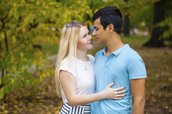 Lyckliga unga paret kyssas utomhus i parken hösten — Stockfoto