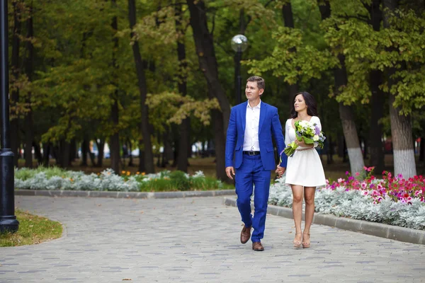 Pareja cariñosa de años medios en el fondo del otoño p — Foto de Stock