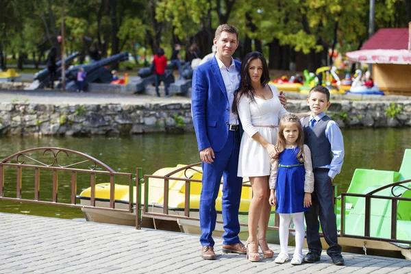 Famiglia felice nel parco autunnale — Foto Stock