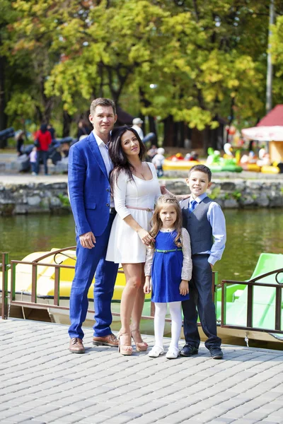 Familia feliz en el parque de otoño — Foto de Stock