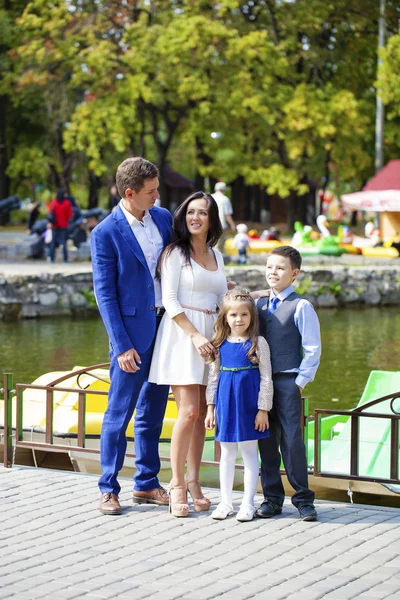 Família feliz no parque de outono — Fotografia de Stock