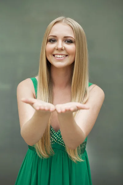 Beauty porträtt av unga blonda kvinnan i grön klänning — Stockfoto