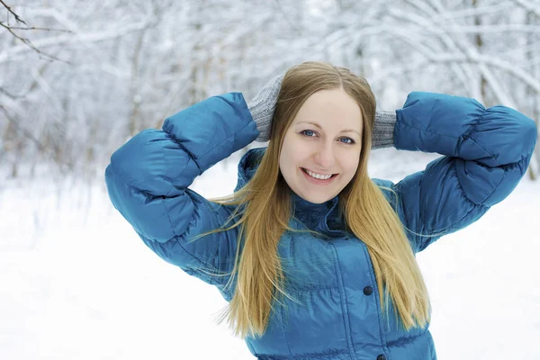 Ung vacker blond kvinna — Stockfoto