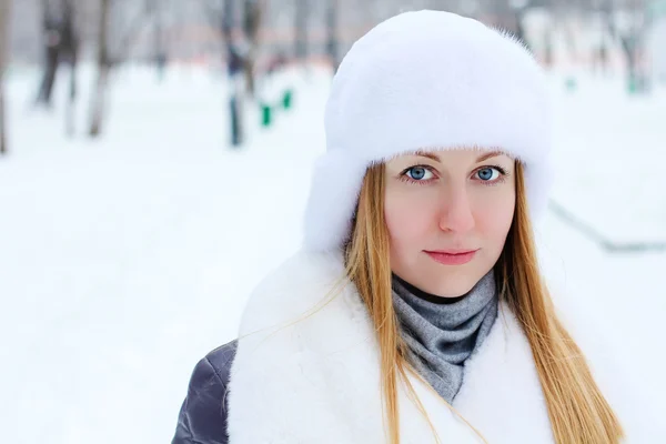 Jonge vrouw winter portret — Stockfoto