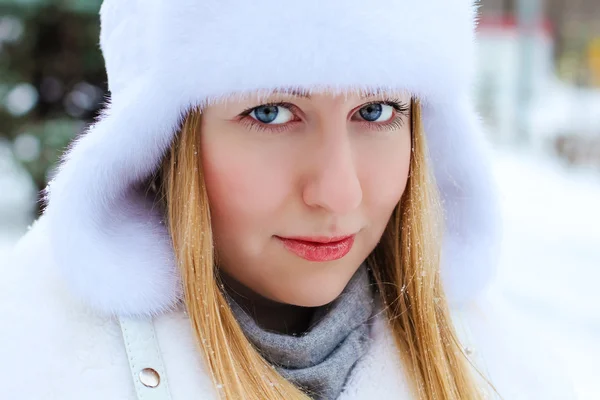 Зимний портрет молодой женщины — стоковое фото