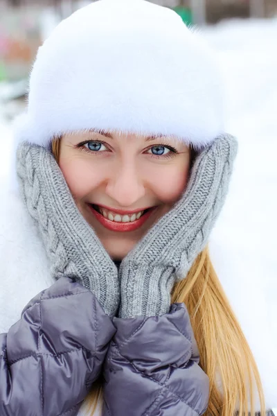 Mladá žena zimní portrét — Stock fotografie