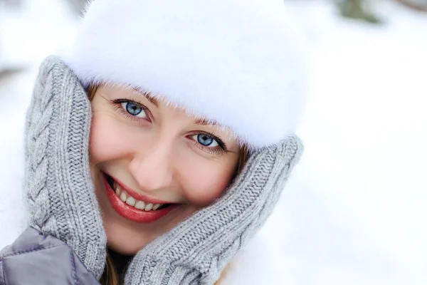 Jovem mulher retrato de inverno — Fotografia de Stock