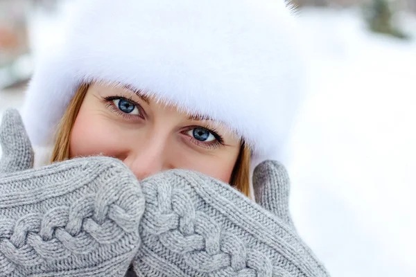 Mujer joven retrato de invierno —  Fotos de Stock