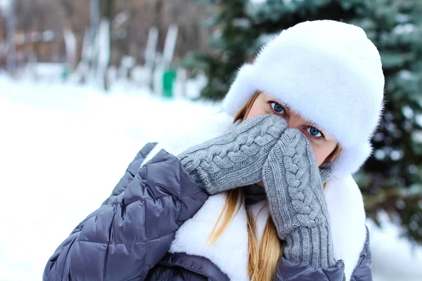 Giovane donna ritratto invernale — Foto Stock