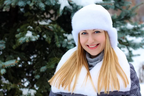 Fiatal nő téli portré — Stock Fotó