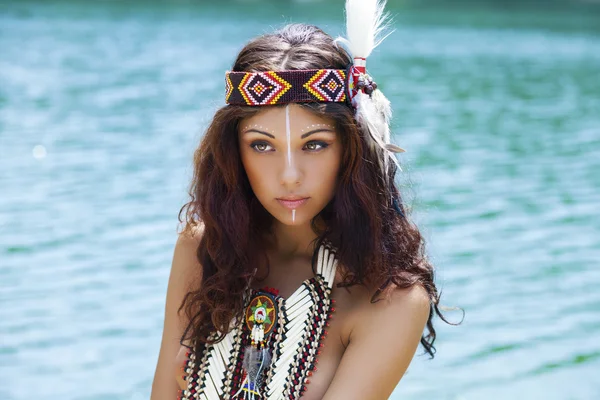 在美洲印第安人，户外服装的年轻女子 — 图库照片