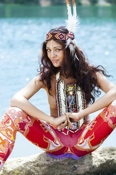 Jonge vrouw in kostuum van Indiaanse, buiten — Stockfoto