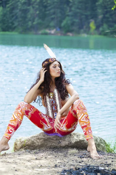 Ung kvinna i dräkten av American Indian, utomhus — Stockfoto