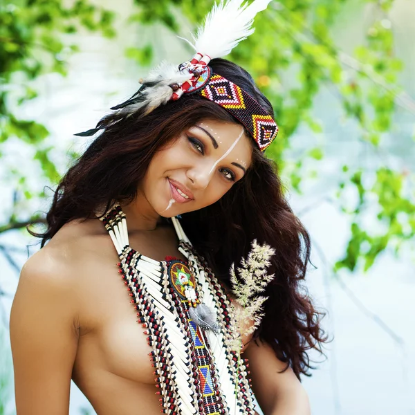 Mujer joven en traje de indio americano, al aire libre — Foto de Stock