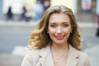 Genç, güzel sarışın kadın.