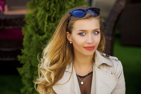 Ung vacker blond kvinna — Stockfoto