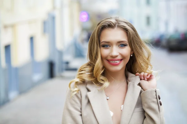 Junge schöne blonde Frau — Stockfoto