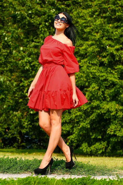 Belle femme en robe rouge — Photo