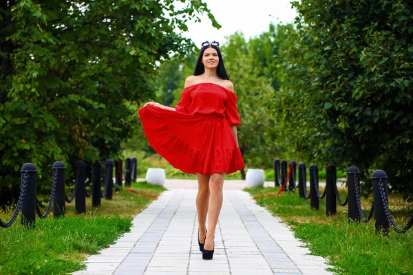 Mulher bonita em vestido vermelho — Fotografia de Stock