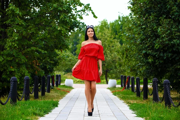 Krásná žena v červených šatech — Stock fotografie