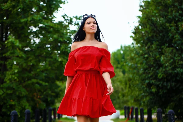 Krásná mladá žena v červených šatech — Stock fotografie