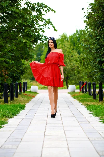 Mulher bonita em vestido vermelho — Fotografia de Stock