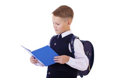 Kopya alanı ile beyaz arka plan üzerinde beyaz okullu çocuk