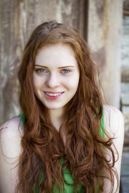 güzel genç Kızıl saçlı kadın 