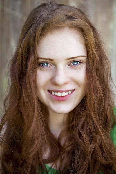 Mulher bonita cabelo vermelho jovem — Fotografia de Stock