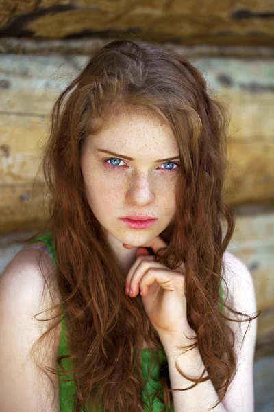 Porträtt av den vackra röda hår flickan — Stockfoto