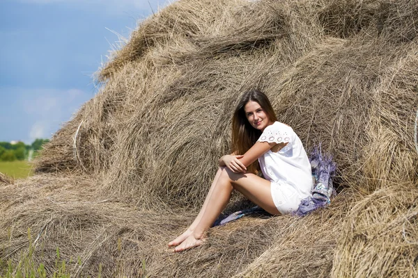 Unga vackra kvinnan i hayloft i byn — Stockfoto