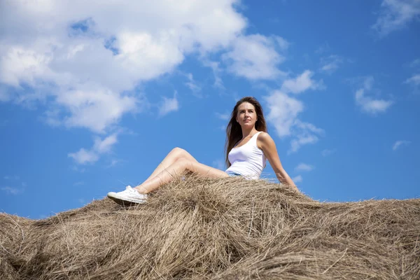 Jeune belle femme dans le grenier à foin dans le village — Photo