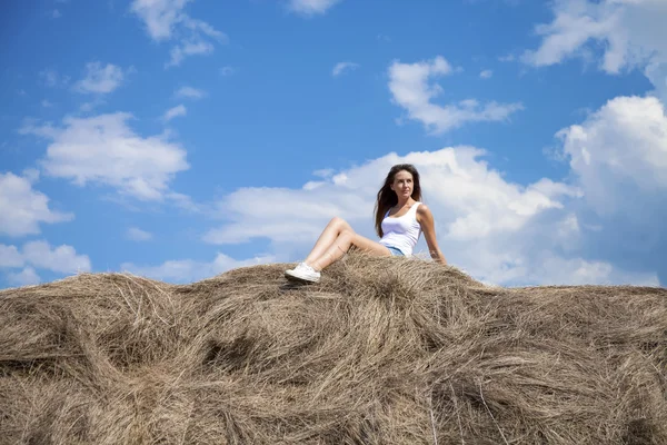 Jeune belle femme dans le grenier à foin dans le village — Photo