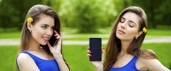 Collage, dos mujeres cubre su teléfono inteligente de pantalla facial — Foto de Stock