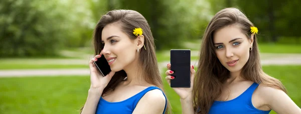 Collage, dos mujeres cubre su teléfono inteligente de pantalla facial — Foto de Stock