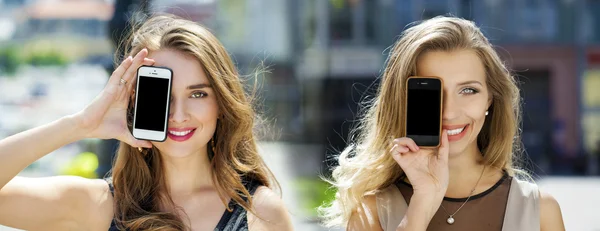 Collage, due donne coprono il suo schermo facciale smart phone — Foto Stock