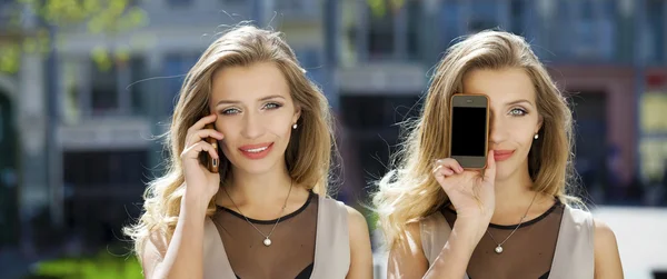 Collage, dos mujeres cubre su teléfono inteligente de pantalla facial —  Fotos de Stock