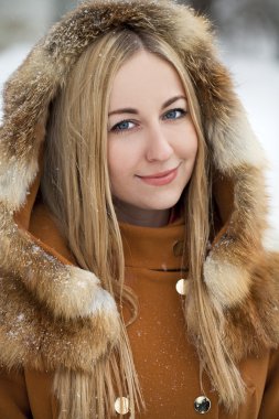 Genç, güzel sarışın kadın.