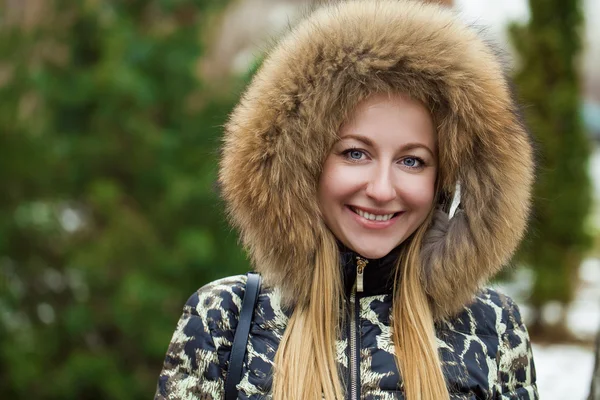 Giovane bella donna bionda in pelliccia cappuccio — Foto Stock